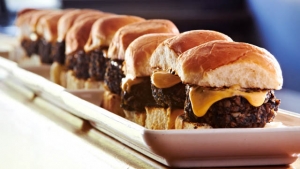 Mehr Männer stehen auf Burger