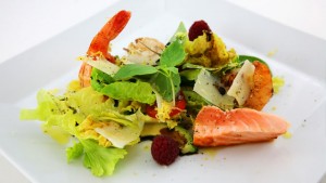 Sommersalat: Riesengambas, Jakobsmuscheln, Lachs und Wassermelone vom Grill