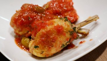 Geschmortes Tomaten-Hähnchen-Ragout mit Knoblauch