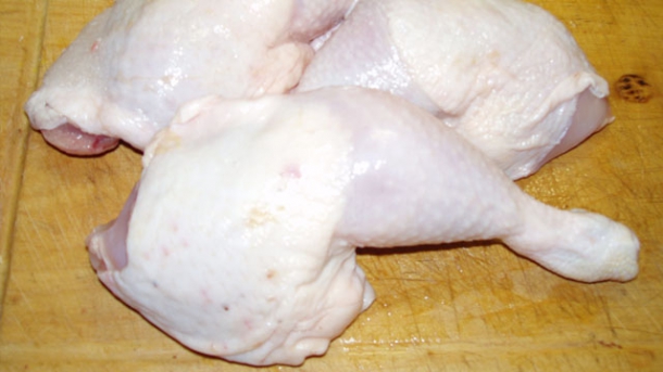 Hähnchenfleisch mit resistenten Keimen in Supermärkten entdeckt