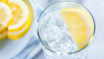 Was macht die Zitronenscheibe im Mineralwasserglas?