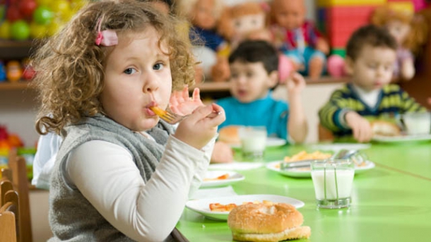 Umfrage der Initiative IN FORM: Eltern wollen praktische Ernährungsbildung für ihre Kinder