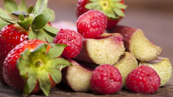 Rezept: Rhabarber-Erdbeer-Kompott mit frischer Minze an Vanillequark