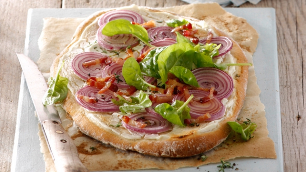 Rezept: Zwiebelpizza mit Spinat und Chiliöl