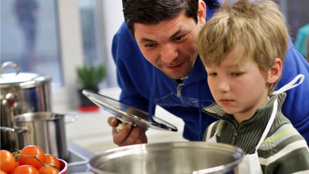 Tim Mälzer kocht mit Kindern und Jugendlichen