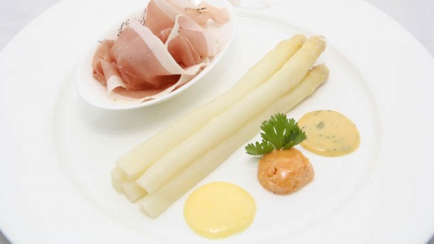 Spargel-Rezept: Estragon-Mousseline mit Riesling Sekt und rosa Grapefruits