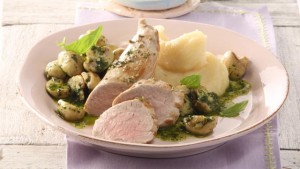 Rezept: Schweinefilet mit Pastinakenpüree und Champignons in Basilikumöl