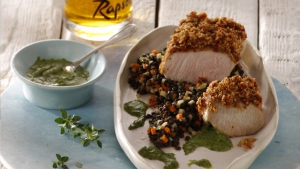 Spanferkelbraten auf schwarzem Linsengemüse mit Zitronenthymian-Pesto