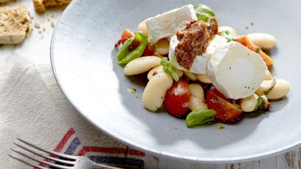 Französische Ziegenkäserolle auf mediterranem Salat mit Tomaten-Walnuss-Pesto