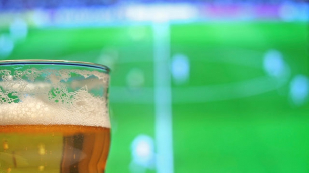 Die Bierpreise in der Bundesliga - Teures Stadionbier