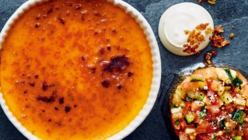 Paprika-Crème-Brûlée mit Salsa, Aioli und Weißbrotknusper