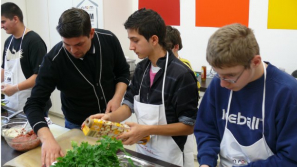 Küchen für Deutschlands Schulen - Tim Mälzer hat die erste Projektküche Hessens eröffnet