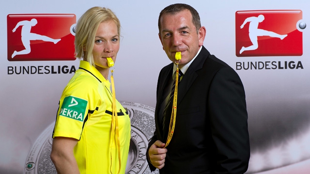 DFL Deutsche Fußball Liga GmbH - Schiedsrichterin Bibiana Steinhaus und Tom Bender, DFL-Geschäftsführer und Vorstandsvorsitzender der Bundesliga-Stiftung, mit dem Symbol des Matchdays against hunger, der gelben Pfeife.