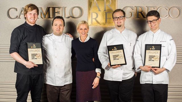 Die drei Finalisten mit Sternekoch Carmelo Greco und Bettina Meetz von Parmigiano Reggiano