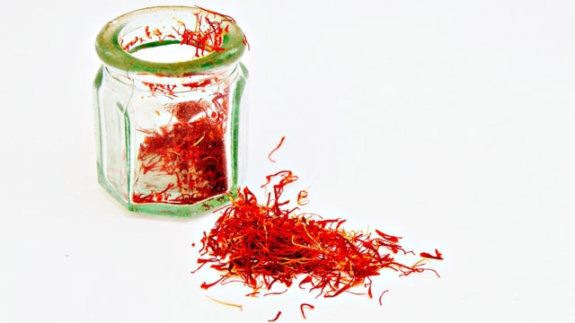 www.thinkstockphotos.de; Guten Safran erkennt man an der tiefroten Farbe