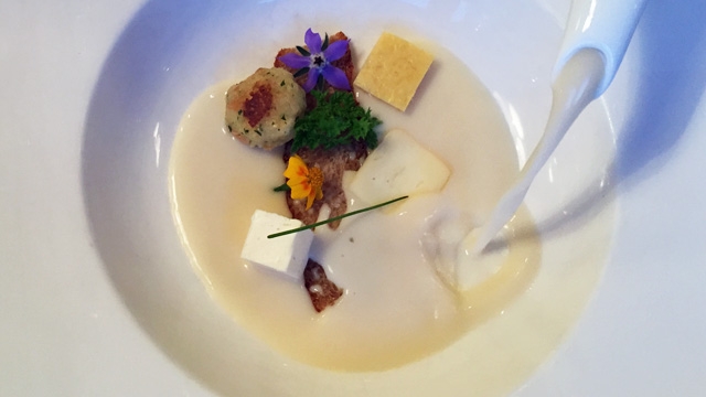 Derk Hoberg -- So wird die Käsesuppe im Hotel Tirol Alpin Spa in Ischgl serviert