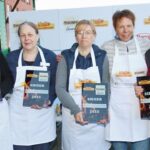 Das Nationalteam der Hobby-Grillerinnen hat die Männer in Deutschlands heißesten Wettkampf am Rost besiegt. Die Gewinnerinnen von links nach rechts: Karen Richter (38), Ilse Benders-Rexin (60), Andrea Mohr (45), Waltraud Seidel (60) und Claudia Thun (48).