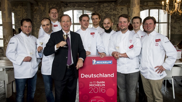 Michelin -- Gruppenfoto mit Sterneköchen v.l.: Jan Hartwig, Andreas Krolik, Florian Zumkeller, Michael Ellis, Sven Nöthel, Joachim Busch, Micha Schäfer, Sebastian Frank, Thomas Schanz, Kevin Fehling