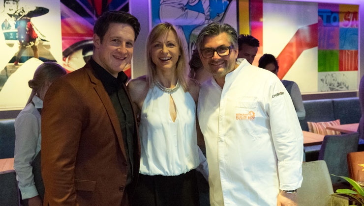 Stephan Pick -- Matthias Steiner nebst Gattin Inge und Hans Jörg Bachmeier vor Hubertus Prinz von Hohenlohes Bildern