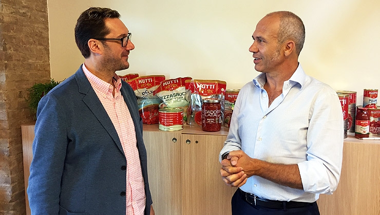 Derk Hoberg -- Mirko Reeh (li.) trifft Francesco Mutti in seinem Familienunternehmen