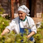 Hotel Tann (Armin Huber) - Barbara Untermarzoner beim Kräuterpflücken