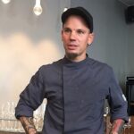 Derk Hoberg -- Bernd Arold in seinem Gesellschaftsraum