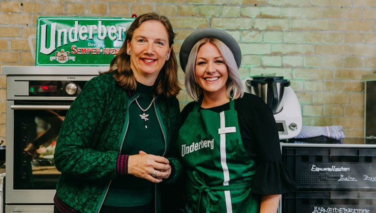 Angie Helfrich (re.) und Dr. Hubertine Underberg-Ruder beim Finale