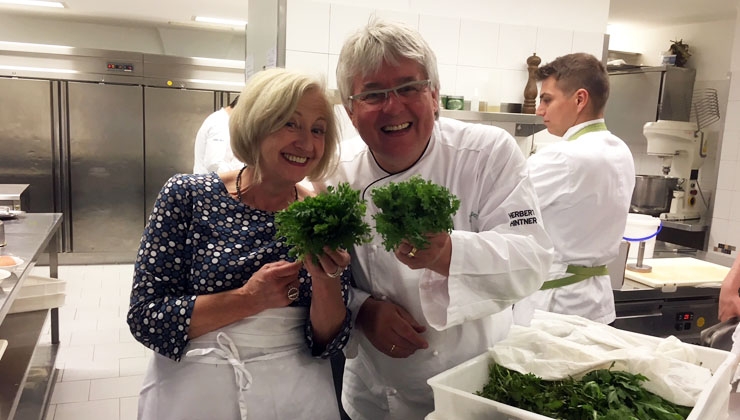 Veranstalterin Hannelore Fisgus und Sternekoch Herbert Hintner