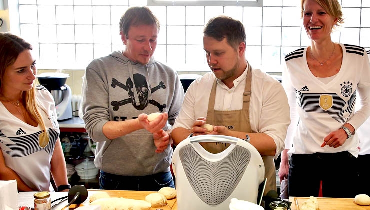 Vorwerk - Kochen mit dem DFB-Koch Anton Schmaus (hinter dem Thermomix)