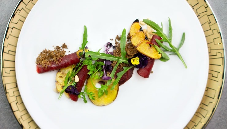 Restaurant Oderberger -- Carpaccio von der Roten Beete, gegrillte Havelländer Birne, wilde Rauke, geröstete Pinienkerne