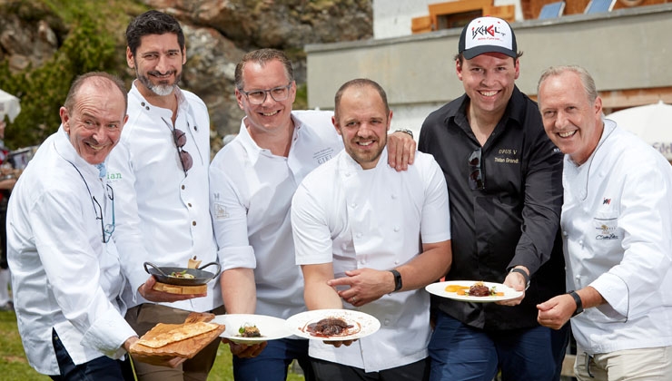 TVB Paznaun – Ischgl -- Zum Auftakt des 11. Kulinarischen Jakobswegs wanderten Jean-Georges Klein, Paul Ivić, Onno Kokmeijer, James Knappett und Tristan Brandt (v.Li.) zu ihren jeweiligen Patenhütten. Ganz rechts: Organisator Martin Sieberer.