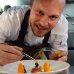 Rheingau Gourmet und Wein Festival -- Spitzenkoch Simon Stirnal, Küchenchef im Kronenschlösschen, beim Anrichten