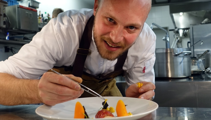 Rheingau Gourmet und Wein Festival -- Spitzenkoch Simon Stirnal, Küchenchef im Kronenschlösschen, beim Anrichten