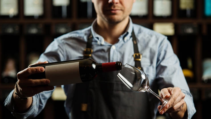 gettyimages -- Ein Glas Wein am Abend ist gesund. Stimmt das?