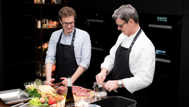 Nadja Klier -- Harald Wohlfahrt (re.) hat über 70 seiner Lehrlinge zu Sterneköchen ausgebildet