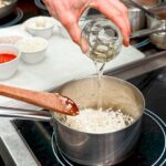 gettyimages -- Wie viel Restalkohol bleibt eigentlich beim Kochen mit Alkohol zurück?