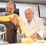 Markus Bassler/Gräfe und Unzer; Lukas Jahn (Textbild Johann Lafer) -- Johann Lafer (li.) und Eckart Witzigmann in der Küche