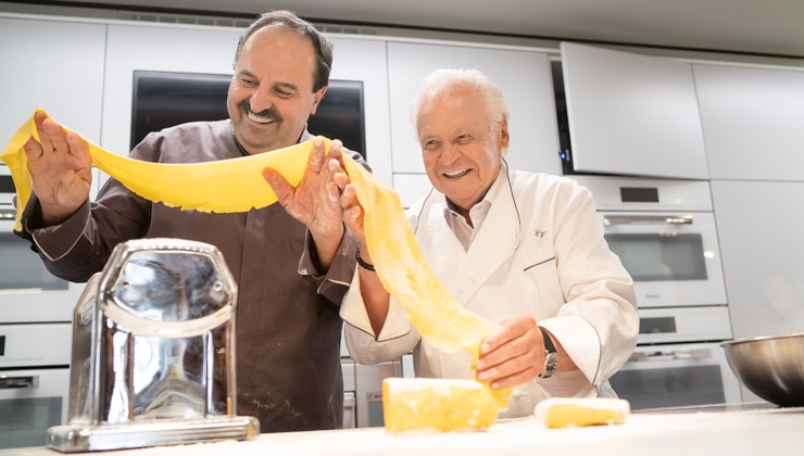 Markus Bassler/Gräfe und Unzer; Lukas Jahn (Textbild Johann Lafer) -- Johann Lafer (li.) und Eckart Witzigmann in der Küche