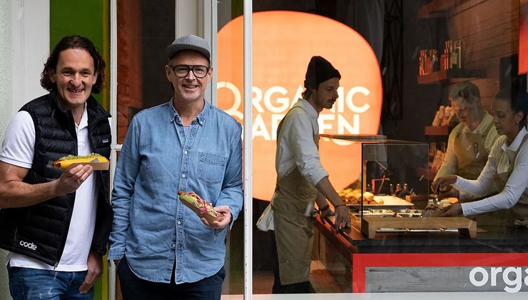 Organic Garden -- Martin Wild und Holger Stromberg (re.) vor dem Signature Store