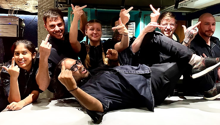 Derk Hoberg; Jessica Bachmann -- Gaggan Anand (liegend) und sein Team