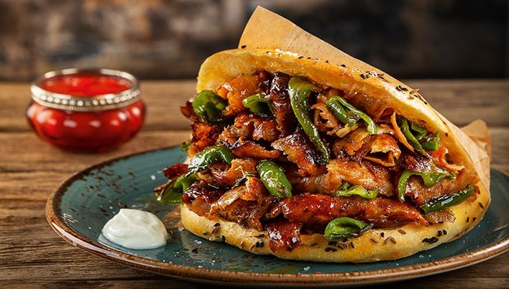 Callwey / Daniel Esswein -- Das Döner-Rezept von Tim Raue ist im Buch "Einmal mit alles" erschienen