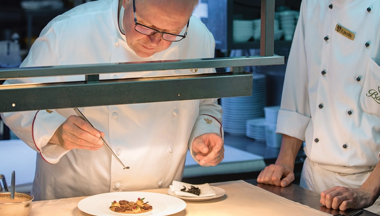 Hotel Bareiss -- Claus-Peter Lumpp beim Anrichten