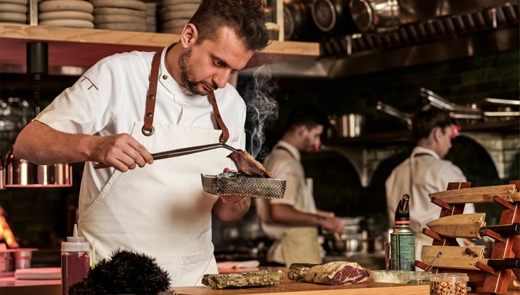 Eda Ildam; Ibrahim Özbunar -- Spitzenkoch Fatih Tutak in der Küche des TURK