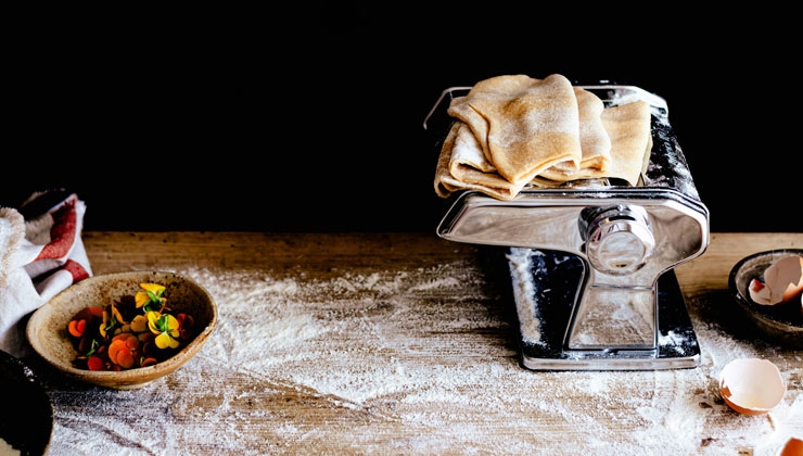 Monika Grabkowska auf Unsplash (Titelbild); Textbilder: pixabay.com -- Mit einer Nudelmaschine lässt sich Pasta spielend einfach zu Hause herstellen!