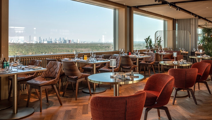 b´mine hotels GmbH -- Vom Restaurant THE ROOF im Frankfurter b´mine Hotel genießt man die Aussicht auf die Skyline der Mainmetropole