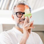 Marco Poderi; Jessica Bachmann; The World´s 50 Best Restaurants -- SpitzenKoch Massimo Bottura mit einem seiner Signature Dishs: "The Chrunchy Part Of The Lasagne"