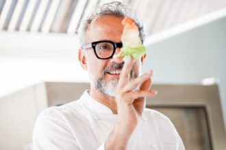 Marco Poderi; Jessica Bachmann; The World´s 50 Best Restaurants -- SpitzenKoch Massimo Bottura mit einem seiner Signature Dishs: "The Chrunchy Part Of The Lasagne"