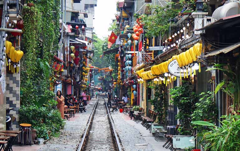 hanoi train street