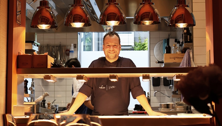 Derk Hoberg; Peter D´Hoop; The World´s 50 Best Restaurants -- Jan Hartwig am Pass seines Restaurants JAN