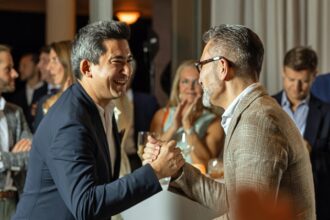 Ilya KAGAN @ilyafoodstories -- Tohru Nakamura (li) bei der Bekanntgabe der neuen Les Grandes Tables du Monde Mitglieder in Athen